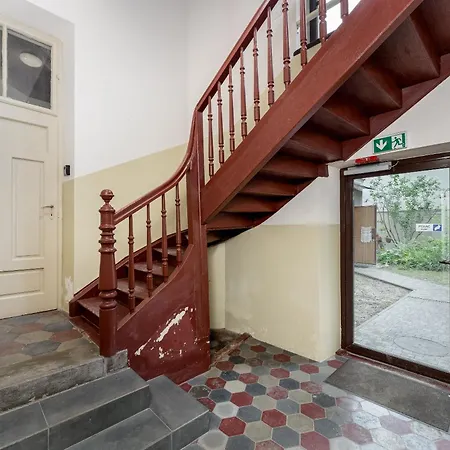 Old Town Modern Studio With Mezzanine *